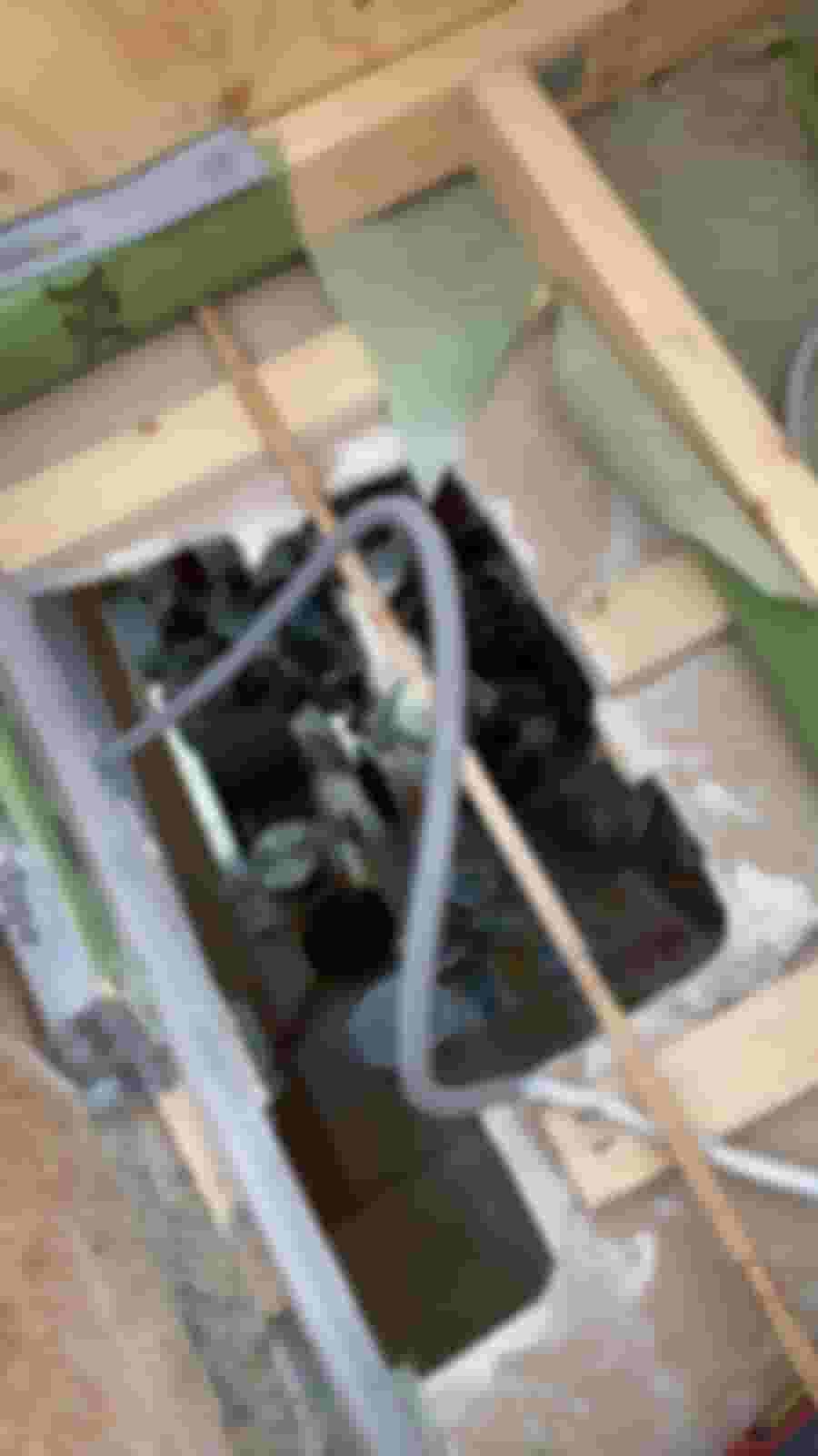 Hål för köksfläkt öppnat i taket, förberedelsearbete pågår.