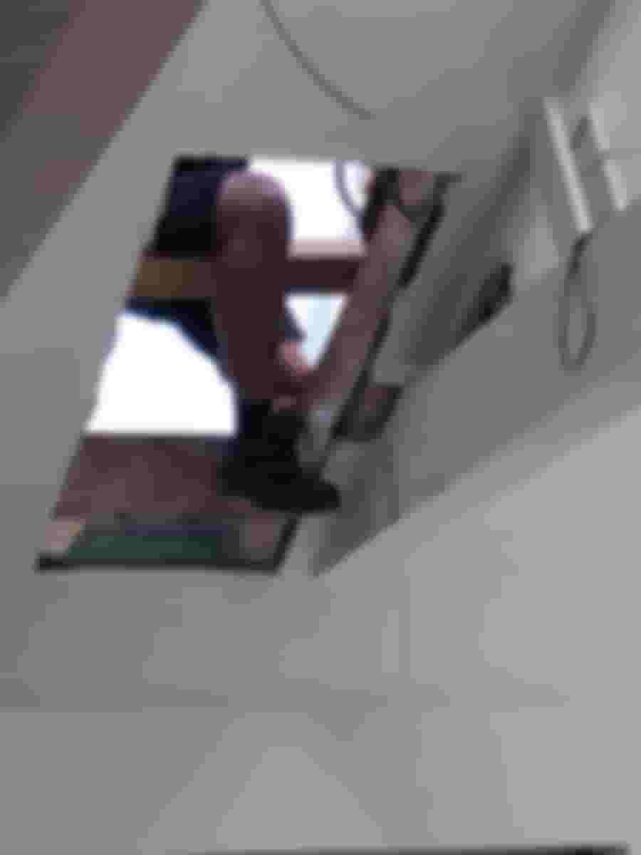 Arbetare står på gipskanter, redo för takprojektets nästa steg.