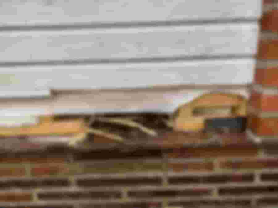 Uterum med justerad vägg för att leda bort regnvatten.