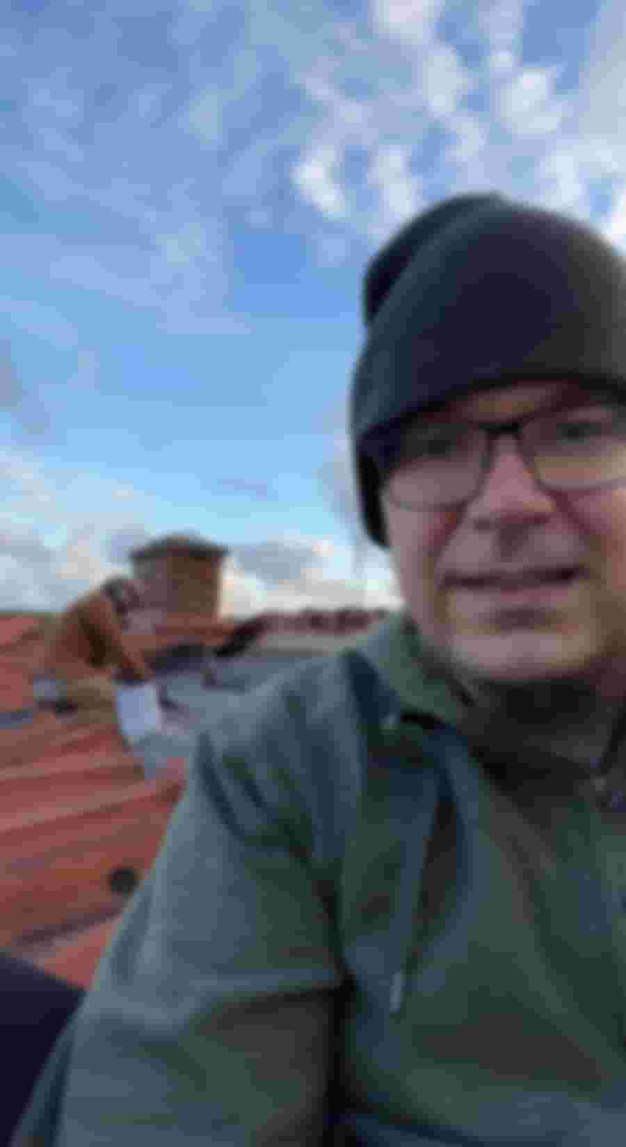 Arbetar med takrenovering, ytpapp och fotplåt på taket.