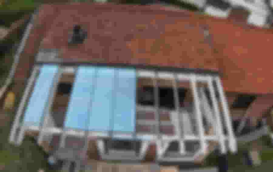 Glastak installation på tak, del av renoveringsprojekt.