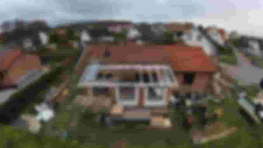 Renovering av hus med glastak på baksidan, byggmaterial syns.