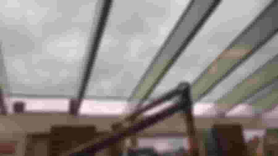 Uppsträckta glaspaneler innan regnet, del av byggprojektet.