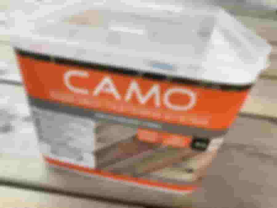 En plastbehållare med Camo Edge Deck Fastening System, innehållande 100 stycken 50 mm rostfria skruvar för att fästa trädeck.