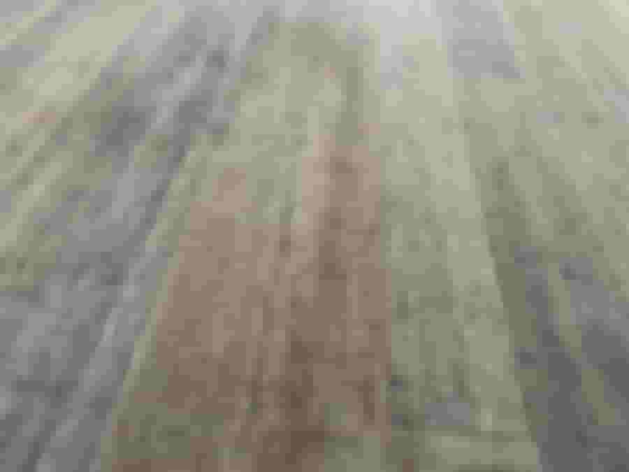 Rustikt trägolv med naturliga färgvariationer och textur, perfekt för att skapa en varm och inbjudande atmosfär i hemmet.