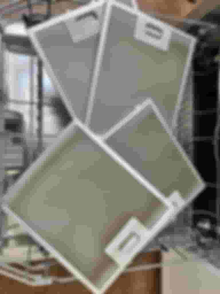 Fettiga köksfläktfilter placeras i diskmaskin för rengöring. Bra tips för att hålla ditt kök fräscht och funktionellt!