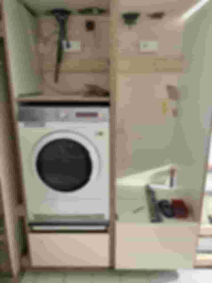 Två högskåp installerade, maskin sänkt för bättre proportioner.