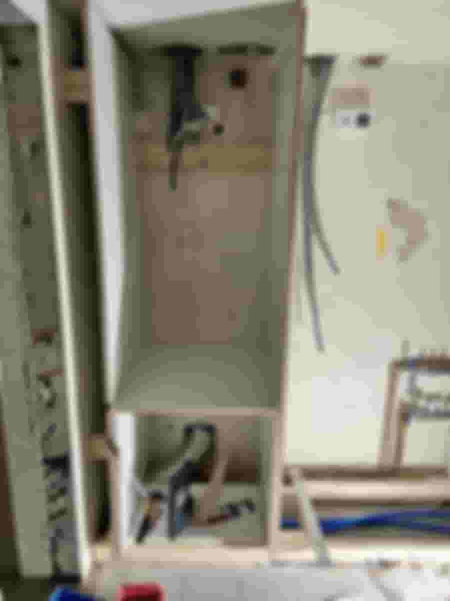 Första skåpet installerat i renoveringsprojektet.