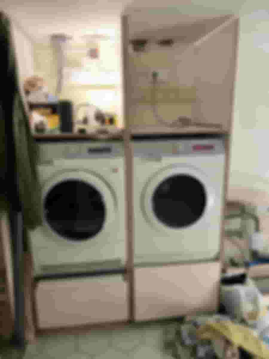 Tvättmaskiner installerade med utdragbar hylla och låda.