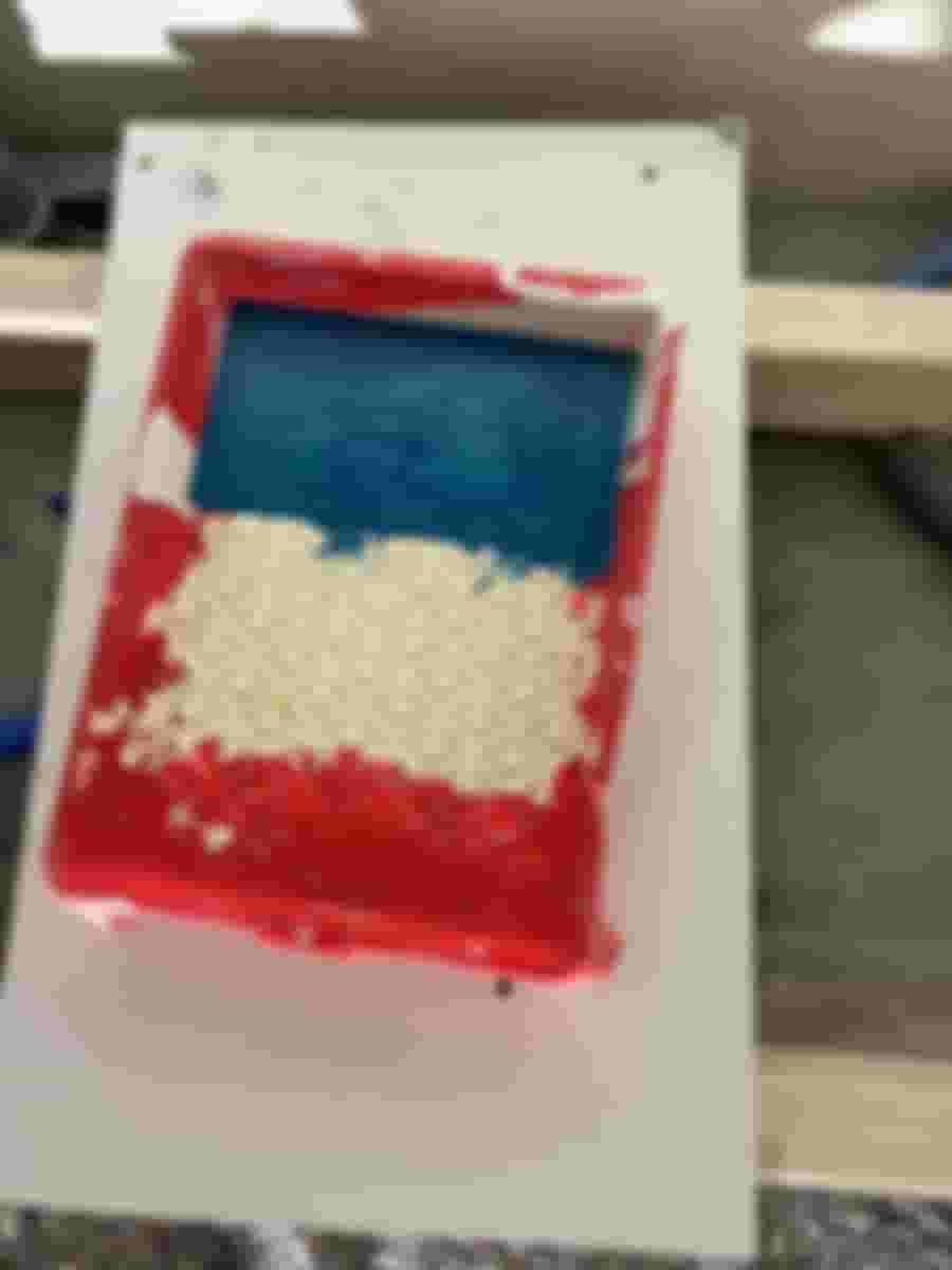 Färgbur med blå och beige färg för handfatets vägg.