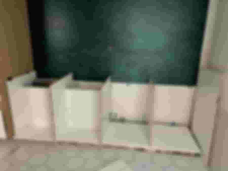 Återvunna bottenplattor till badrumsmöbler, med ventilationsut