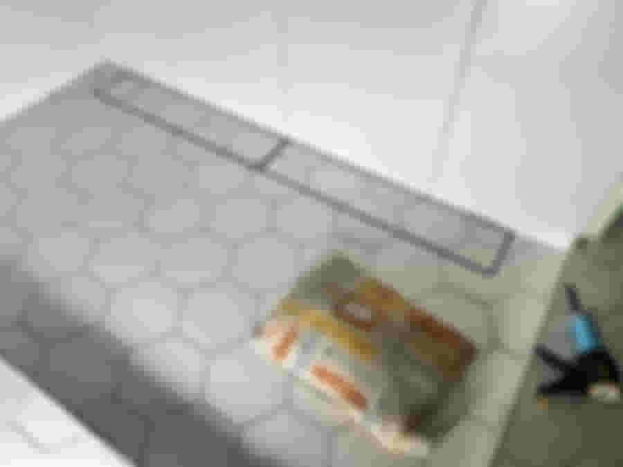 Golvet klart med snygg brunnslock på plats.