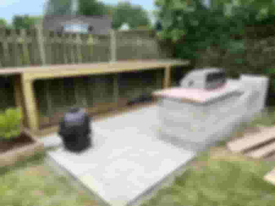 Hög bänk vid planket, perfekt för att hänga och njuta av öl.