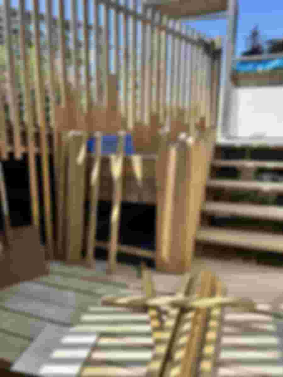 Ny lucka och staket i källartrappan, perfekt för sommarens utomhusprojekt.