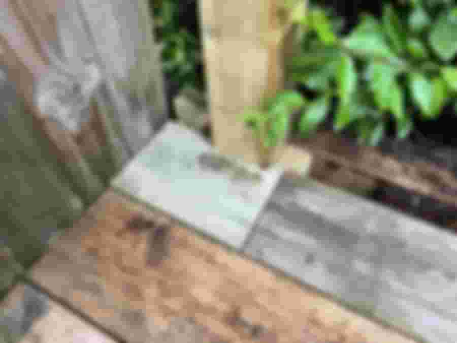 Öppningsbara lådor med stolpar, modifierade för badtunna.