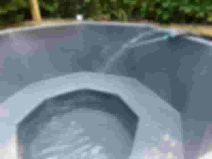 Badtunna fylls med vatten från två olika källor.